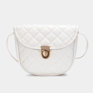 Sac coquille blanc matelassé avec boucle dorée et bandoulière élégante pour femme