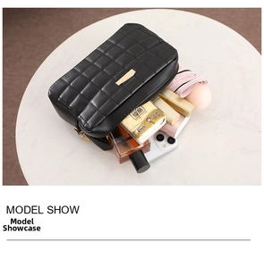 Draufsicht der schwarzen Stepptasche mit großem Stauraum für Handy und Make-up-Zubehör