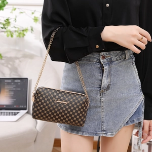 Sac à chaîne vintage pour femmes en cuir marron foncé avec logo doré et sangle