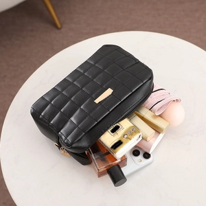 Schwarze Kamera-Tasche aus gestepptem PU-Leder mit goldener Hardware und Alltagsutensilien