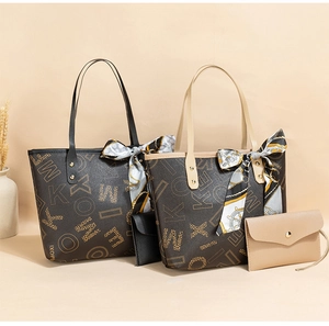Détail d'un ensemble cabas vintage avec foulard à motifs et mini porte-monnaie assorti
