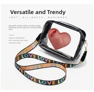 Détail du sac à bandoulière en PVC transparent avec cœur rouge et sangle LOVE