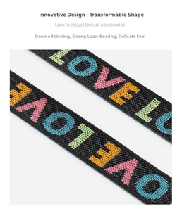 Gros plan sur la bandoulière tissée durable avec lettrage LOVE coloré et coutures renforcées