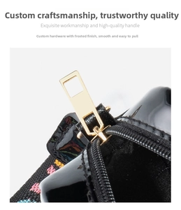 Détail du sac en cuir verni noir brillant avec ferrures dorées et bandoulière
