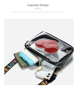 Capacité interne du sac bandoulière transparent avec cœur rouge et sangle LOVE