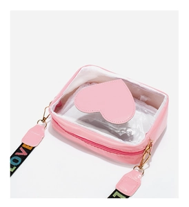 Vue détaillée du sac bandoulière coeur transparent rose avec sangle brodée LOVE