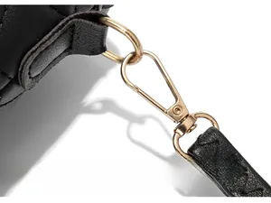Dettaglio della chiusura a moschettone in metallo dorato e anello a D su borsa a secchiello