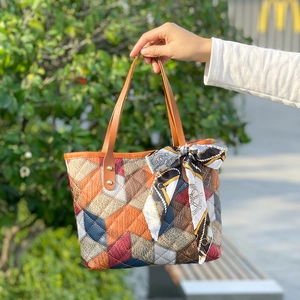 Sac fourre-tout rétro en patchwork géométrique avec matelassage et poignée en foulard