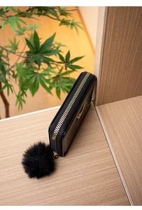 Mini portefeuille en cuir PU noir avec un pompon duveteux et un logo double J doré chic