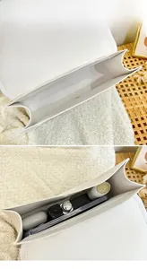 Detailansicht des Innenraums einer weißen bestickten Umhängetasche mit Klappenverschluss