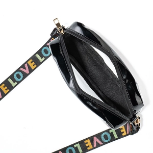 Sac caméra en cuir verni noir brillant avec bandoulière LOVE colorée, vue ouverte