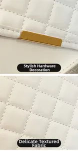 Detail der weißen gesteppten Umhängetasche mit goldener Hardware und feiner Textur