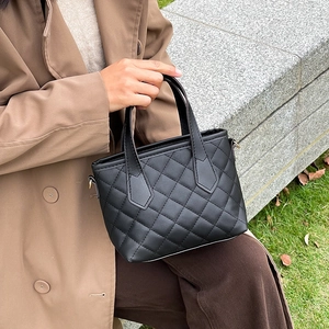 Borsa a secchiello nera trapuntata da donna con dettagli dorati e motivo a rombi