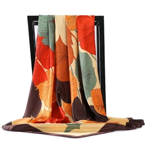 Foulard en satin à imprimé feuilles rétro 90x90cm avec bordure marron foncé