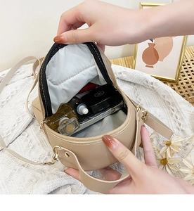 Detailansicht der beige runden Ledertasche mit Platz für tägliche Utensilien innen