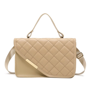 Beige gesteppte Umhängetasche mit Rautenmuster und goldenen Metalldetails