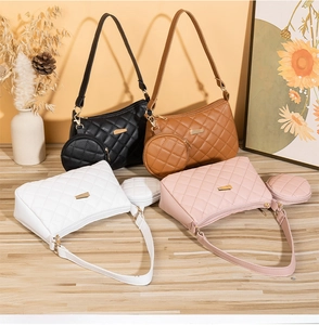Set di borse a tracolla trapuntate in nero marrone bianco e rosa con borsellini