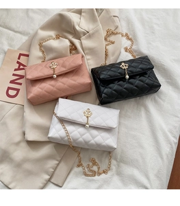 Sacs à bandoulière matelassés avec charms couronne dorée et détails perles en noir rose blanc