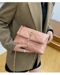 Vue détaillée du sac à bandoulière rose matelassé avec couronne dorée et perle