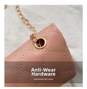Détail du sac bandoulière matelassé rose avec œillets métalliques et chaîne dorée