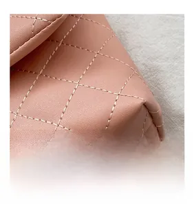 Gros plan détaillé d'un sac en cuir rose matelassé avec des coutures de haute qualité