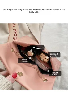 Intérieur du sac matelassé rose montrant la capacité pour portable et maquillage