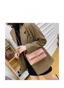 Détail du sac bandoulière matelassé rose avec fermoir couronne perle et chaîne dorée