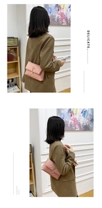 Détail du sac bandoulière matelassé rose avec chaîne dorée et pendentif couronne perle