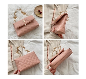 Détails du sac à main matelassé rose avec fermoir couronne dorée et perle sous plusieurs angles