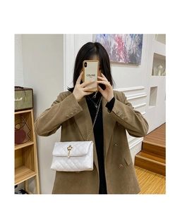 Sac à bandoulière matelassé blanc avec pendentif couronne dorée et chaîne de luxe en détail