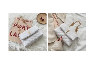 Détails du sac matelassé blanc avec boucle couronne dorée, perle et bandoulière chaîne