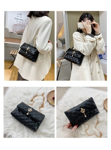 Détail du sac bandoulière matelassé noir avec boucle couronne dorée et pendentif perle