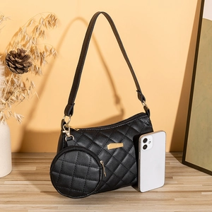 Borsa a tracolla trapuntata nera con dettagli dorati e pochette piccola su legno