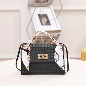 Borsa nera a quadri con manico in seta e chiusura a girello dorata, stile elegante da donna