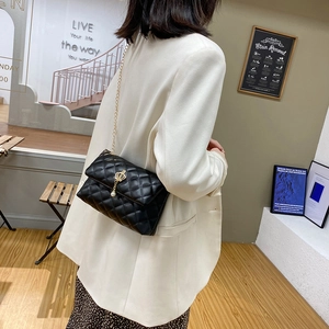 Sac bandoulière matelassé noir élégant pour femme avec couronne dorée et perles