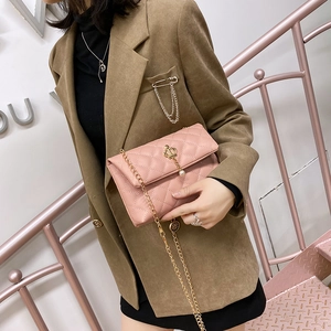 Petit sac à bandoulière matelassé rose avec fermoir couronne et chaîne dorée sur mannequin