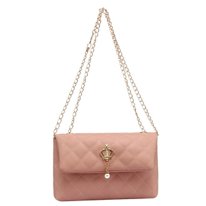 Sac bandoulière rose matelassé avec fermoir couronne dorée et pendentif perle