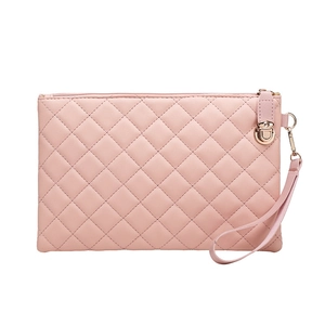 Ροζ καπιτονέ τσάντα clutch από συνθετικό δέρμα με φερμουάρ και λουράκι καρπού