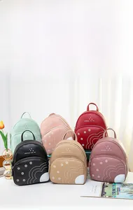 Mini sacs à dos colorés en cuir grainé avec broderie florale et détails élégants