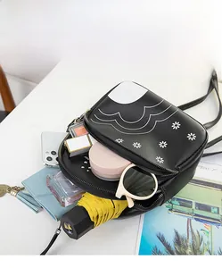 Vue détaillée de la grande capacité intérieure du petit sac bandoulière en cuir PU