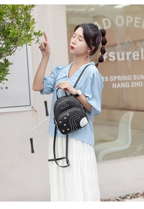 Détail d'un mini sac à dos noir avec imprimé floral et texte ESPECIALLY FOR YOU