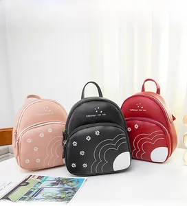 Comparaison détaillée de mini sacs à dos rose, noir et rouge avec imprimés marguerites