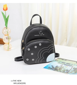 Détail d'un mini sac à dos noir en cuir PU avec motif de marguerite blanche