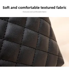 Détail macro du tissu en similicuir noir matelassé avec texture souple grainée
