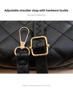 Gros plan sur la boucle de sangle réglable et le fermoir mousqueton du sac matelassé noir