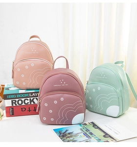 Détail de mini sacs à dos avec imprimé marguerite en rose, mauve et vert menthe