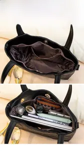Détail du sac cabas matelassé noir avec plusieurs compartiments internes et grande capacité