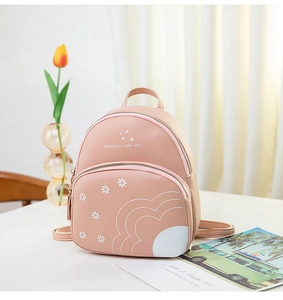 Détail du mini sac à dos rose avec imprimé marguerites et double fermeture éclair