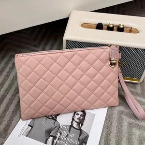 Elegante pochette trapuntata in ecopelle rosa con fibbia dorata e cinturino da polso