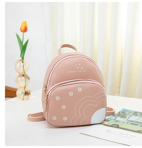 Vue détaillée du mini sac à dos rose avec imprimé marguerites et double fermeture éclair
